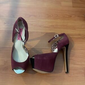 NIB Betsey Johnson Leanah Platform Peep Toe Burgundy and Black High Heels 6